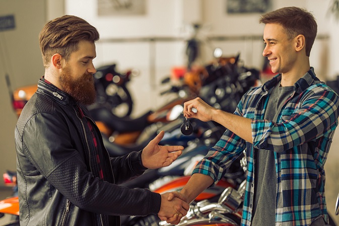 Zu Beginn kommt einem Motorradliebhaber natürlich erst einmal der Kredit bei einer Bank in den Kopf. Das ist oft die erste Wahl. Allerdings kann es sich lohnen, über die Finanzierung beim Händler nachzudenken. (#03)