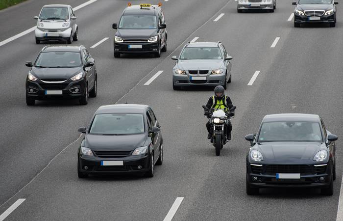 Die Richtgeschwindigkeit für Pkw und Motorrad beträgt in Deutschland auf Autobahnen und Schnellstraßen grundsätzlich 130 km/h. (Foto: Adobe Stock- digitalstock)