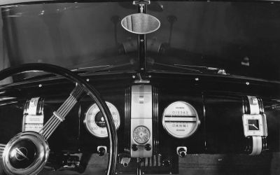 Oldtimer mit Hightech: Autoradio in Opel Admiral von 1937 (Foto: Stellantis / Opel)