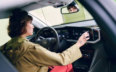 Die Metamorphose des Autoradios: Vom simplen Radio zum komplexen Infotainmentcenter (Foto: Stellantis / Opel)