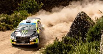 Spannung pur: Oliver Solberg und Andreas Mikkelsen liefern sich packendes Duell um WRC2-Sieg bei Rallye (Foto: SMB Skoda Auto Deutschland GmbH)
