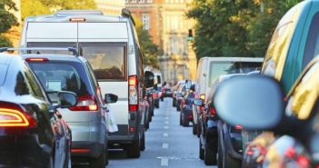 Führerschein weg im Ausland: Konsequenzen für Fahren ohne Erlaubnis reichen bis zur Haft! Fahrerlaubnis im Ausland entzogen: Missachtung führt zu Bußgeldern und (Foto: AdobeStock - 56652702 Kara)
