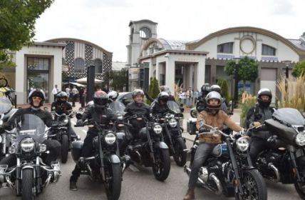 VIPs feiern BMW Motorrad Ausstellung in Ingolstadt Village (Foto: "Make Life a Ride” eine Ausstellung der BMW Motorrad Heritage im Ingolstadt Village(BrauerPhotos. G.Nitschke))