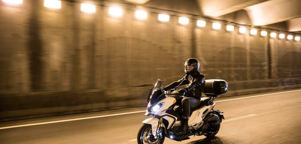Mehr Fahrspaß auf der Autobahn: Vorausschauend fahren und Sicherheitsabstand (Foto: Peugeot Motocycles)
