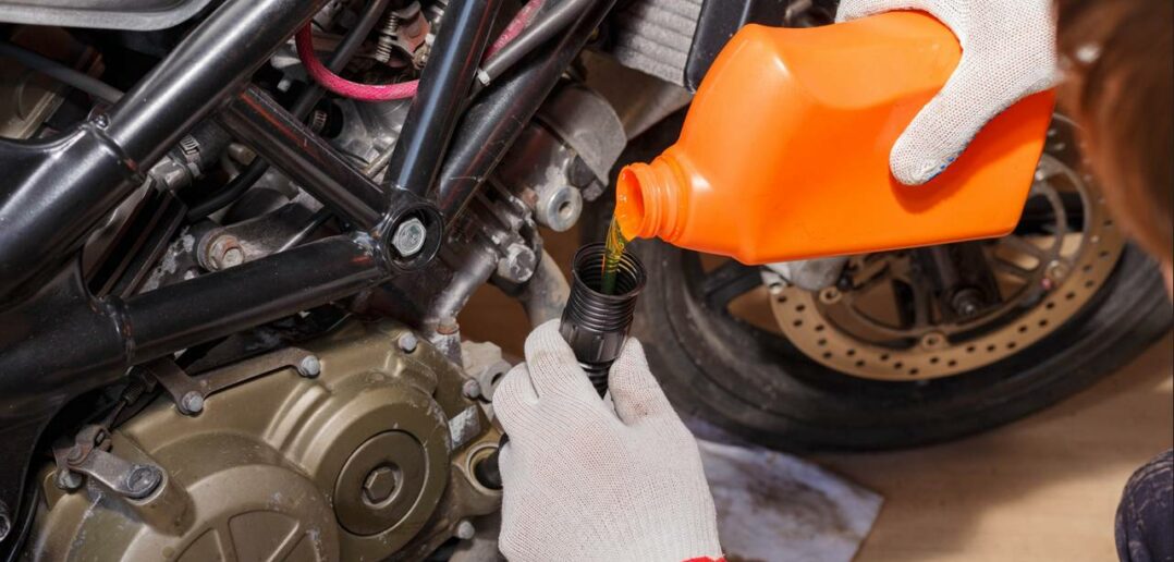 Die richtige Wahl und Pflege von Motoröl für Motorräder (Foto: AdobeStock - 297122418 ierehon74)