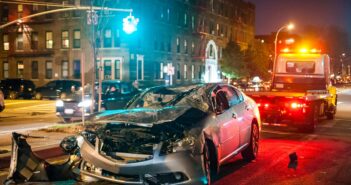 Site vorschlagen: Was ist zu tun nach einem Verkehrsunfall? (Foto: AdobeStock - PhotoSpirit 177702320)