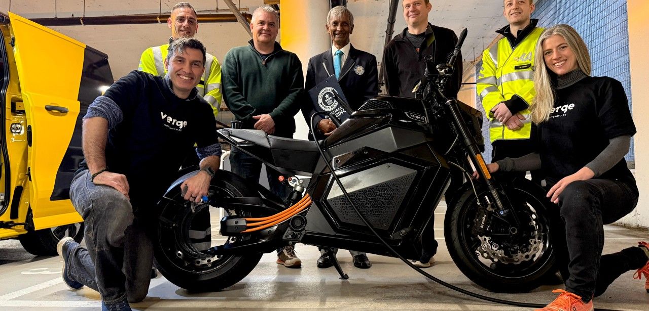 Verge Motorcycles bricht Guinness-Weltrekord mit längster (Foto: Generate Media)