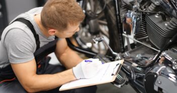 Ölwechsel-Mathematik: Warum Motorradfahrer öfter zur Werkstatt müssen als Audi-Besitzer  (Foto:  AdobeStock - H_Ko - 444936058)