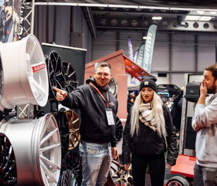 Automobilmesse Erfurt 2026 Verkaufsgespr&auml;ch (Foto: viveart.de, Predigerstrasse 12, 99084 Erfurt)