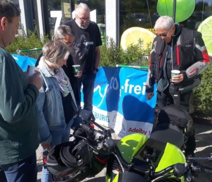 Teilnehmer beim Zwischenstop  bei der Autoschmiede Ringsberg (Foto: artefact)
